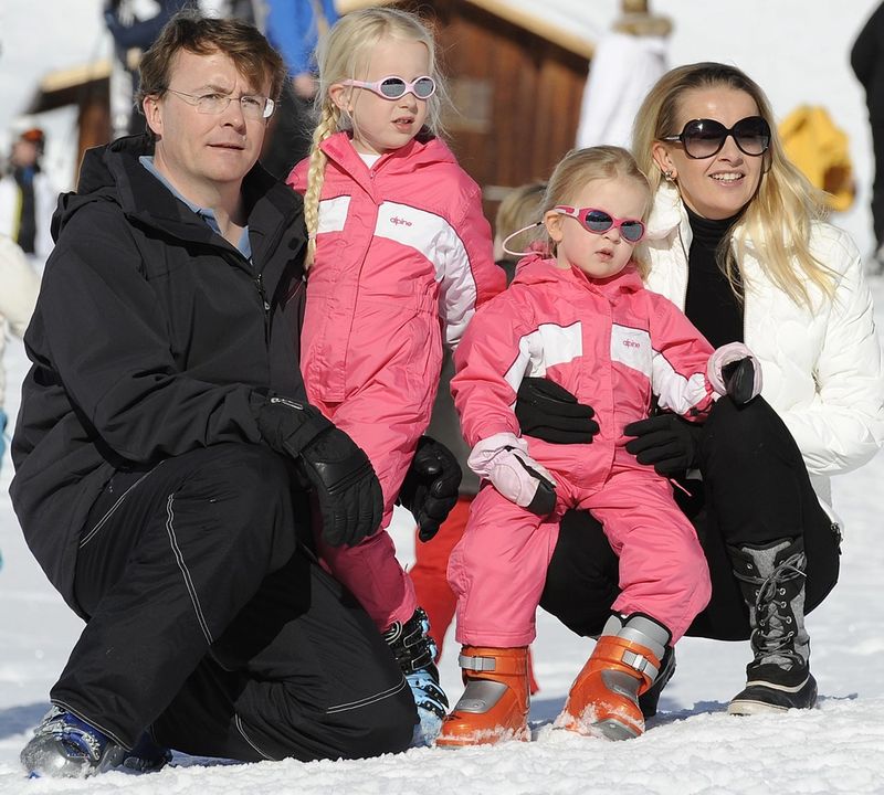 Le prince Johan Friso d'Orange Nassau, membre de la famille royale des Pays-Bas, ici avec son épouse et leurs deux filles, a été pris vendredi dans une avalanche en Autriche.