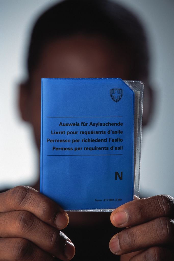 Portrait eines Migranten mit einem Ausweis fuer Asylsuchende N (Livret pour requerants d' asile, Permesso per richiedenti l' asilo, Permess per requirents d' asil), aufgenommen am 22. April 2004 in Zuerich.  (KEYSTONE/Gaetan Bally)     ,      : DIA] === SAT2 === 
