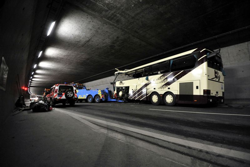 Sierre. 13.03.2012. Accident d autocar dans le tunnel autoroute A9 direction Sion. (Le Nouvelliste-Andree-Noelle Pot)