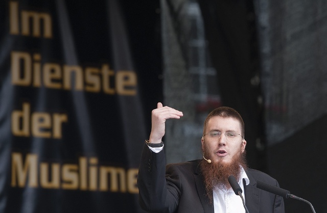 Le Conseil central islamique suisse (ici le président du mouvement, Nicolas Blancho) a déclaré que s'il n'était pas autorisé à organiser son événement à Spreitenbach une manifestation se tiendrait à la place. 