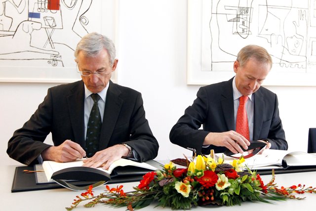 Peter Gottwald, ambassadeur allemand en Suisse et Michael Ambuehl, secrétaire d'Etat, paraphent l'accord fiscal.