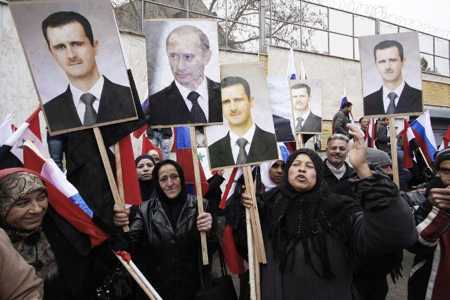 Des portraits de Bachar al-Assad et de Poutine se promenaient dans une manifestation de soutien au régime alors que le président russe était réélu. 