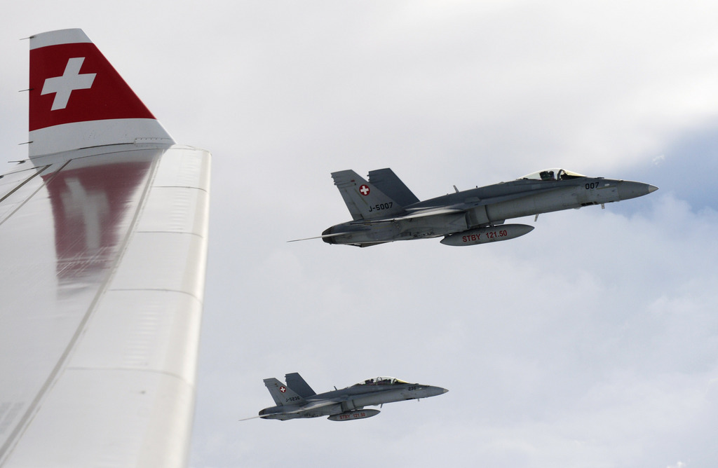 Deux avions de combat F/A-18 lors d'une intervention. (image d'illustration)