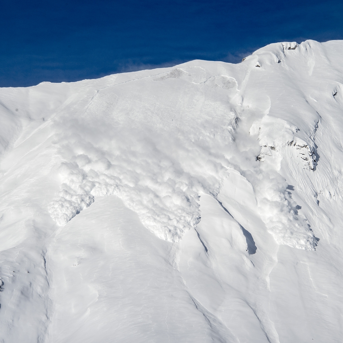 Les avalanches (ici lors du test dans la vallée de la Sionne en janvier 2015) tuent en moyenne 25 personnes par an en Suisse.