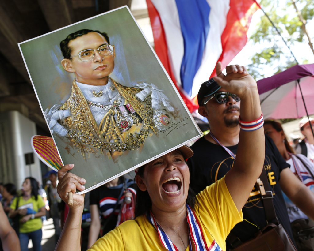 Un homme a été condamné en Thaïlande vendredi à 30 ans de prison pour des messages publiés sur Facebook jugés insultants pour la famille royale.
