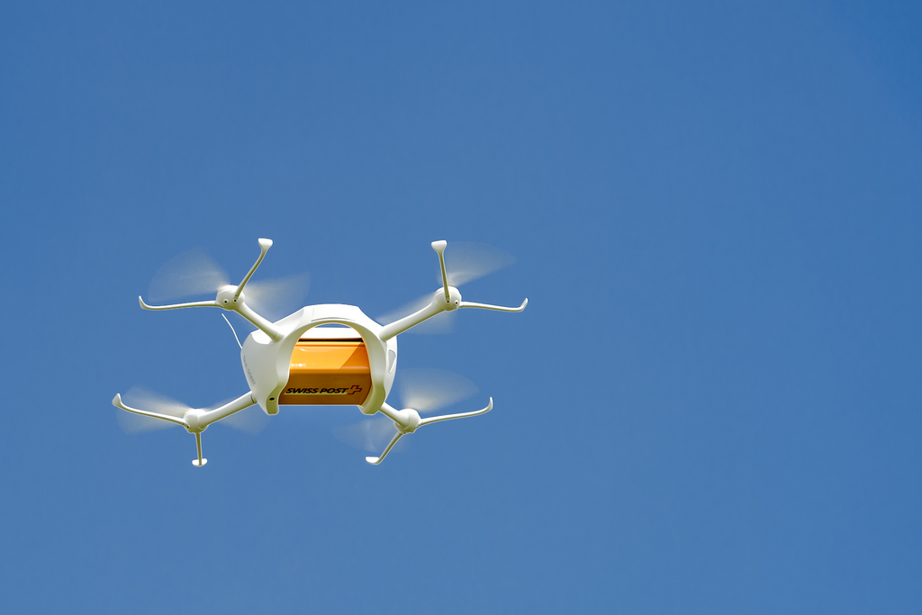 la poste teste la livraison par drones. le transporteur DHL et Amazon ont également déjà fait des essais avec cette technologie.
