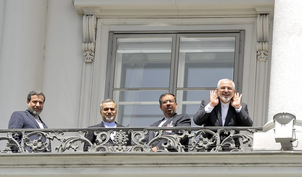 Le ministre des affaires étrangères Mohammad Javad Zarif (à droite) au balcon du Palais Coburg à Vienne en Autriche, où les discussions ont lieu.
