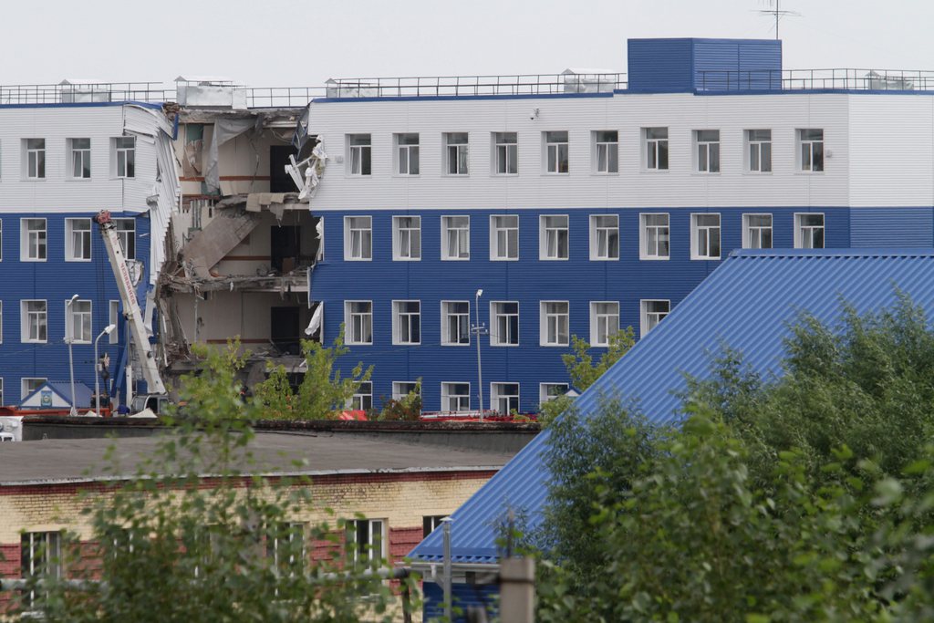 epa04844884 General vew of the site of an army quarters collapse in the Airborne Forces training center near Omsk, Russia, 13 July 2015. The death toll of collapse of a section of a four-storey building has amounted to 23 servicemen, media report.  EPA/DMITRY FEOKTISTOV