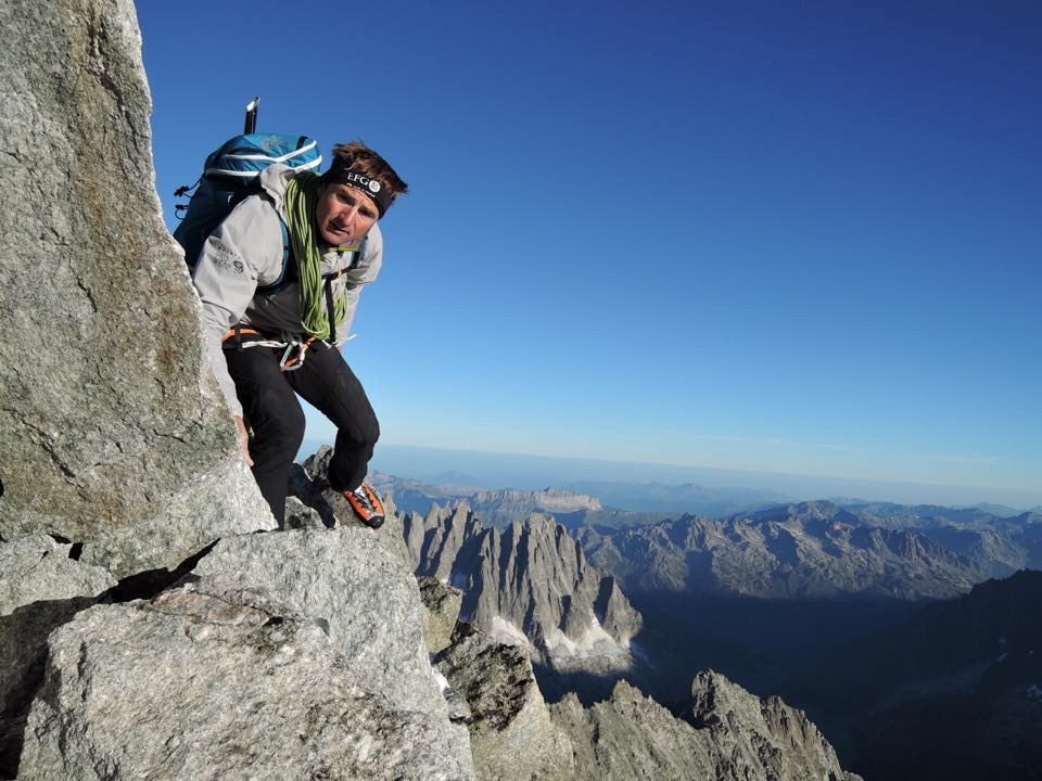 Ueli Steck est le troisième alpiniste seulement à réaliser l'enchaînement des 82 "4000" en une seule saison. 

   FACEBOOK