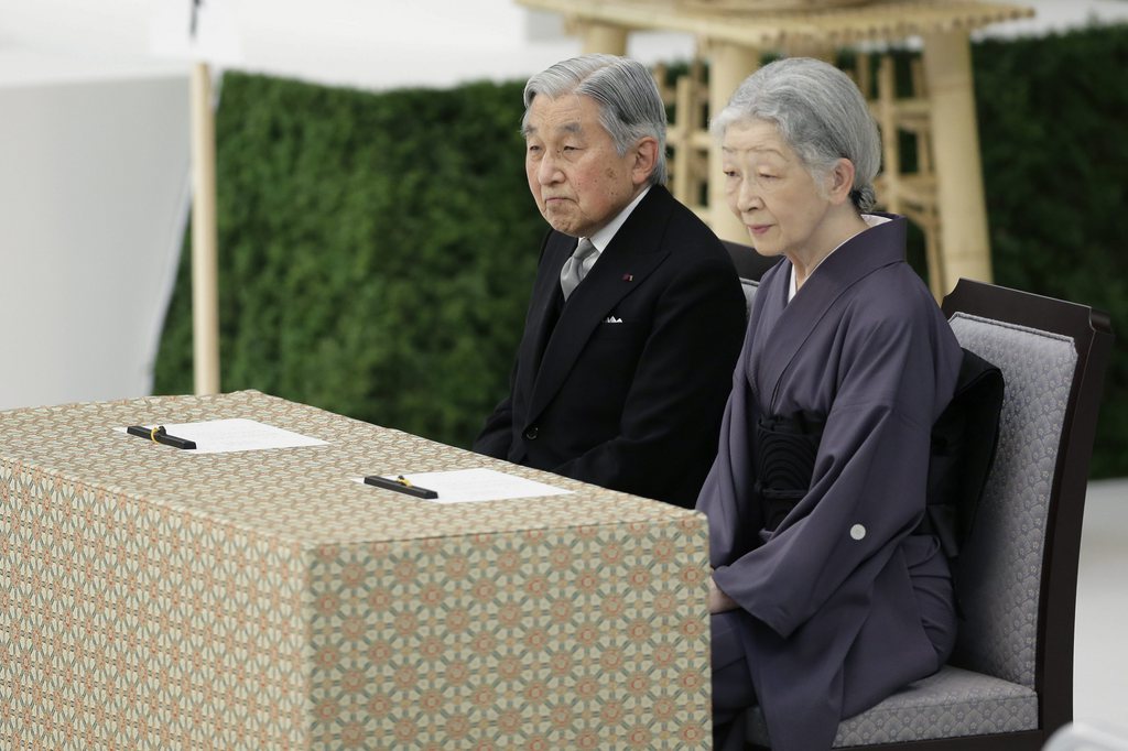 epa04884453 Japanese Emperor Akihito (L) and Empress Michiko attend a memorial service at Nippon Budokan Hall in Tokyo, Japan, 15 August 2015. The annual ceremony marked the 70th anniversary of the end of World War II, remembering the Japanese soldiers and civilians who lost their lives.  EPA/KIYOSHI OTA