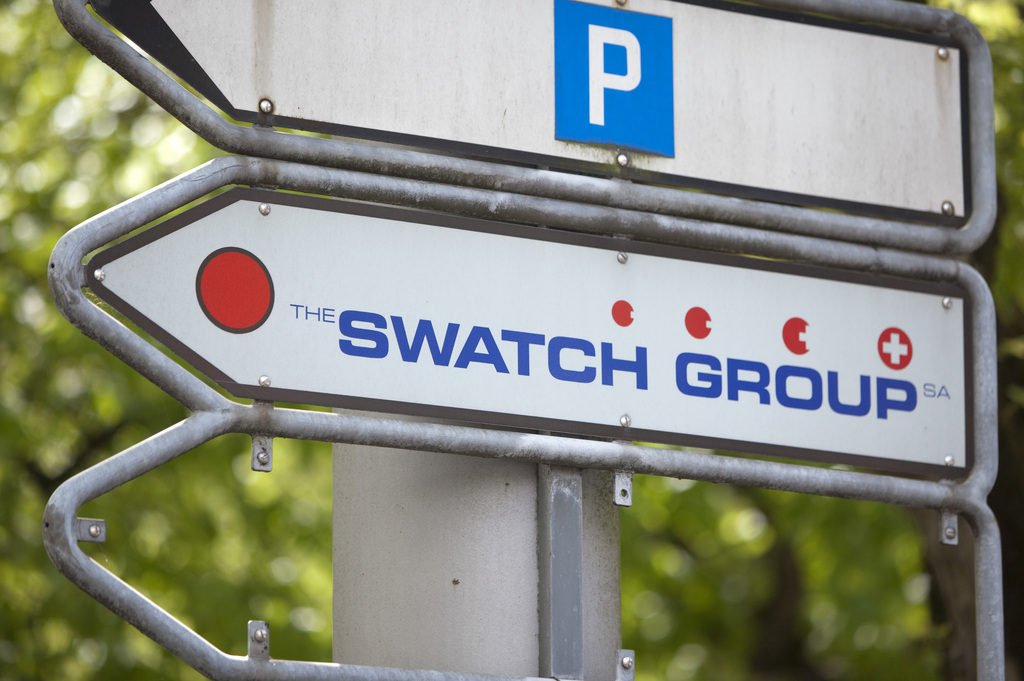 Das Logo der Swatch Group, aufgenommen am 26. April 2010 auf einem Wegweiser beim Konzernsitz in Biel. (KEYSTONE/Martin Ruetschi)