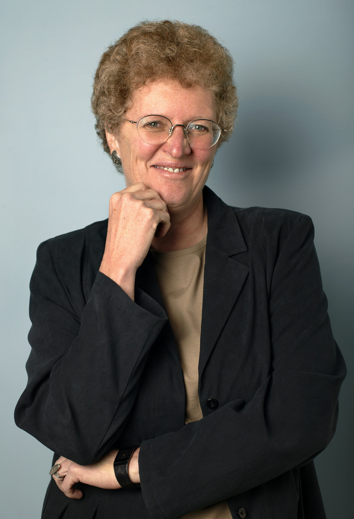 Portrait von Marianne Huguenin, Aerztin, Dr. med. FMH aus Renens, PDA Nationalraetin des Kantons Waadt, aufgenommen am Donnerstag, 4. Dezember 2003 in Bern. (KEYSTONE/Martin Ruetschi)