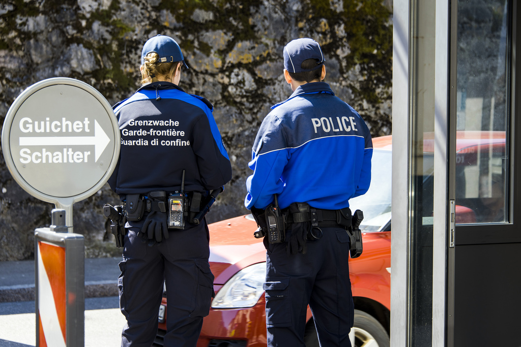 Border guards and policemen of the cantonal police of Valaise control cars at the customs of St Gingolph, Switzerland, on April 9, 2015. (KEYSTONE/Olivier Maire)

Des gardes frontieres et policier de la police cantonale valaisanne contr?le des voitures a la douane de St Gingolph le 9 avril 2015. (KEYSTONE/Olivier Maire)