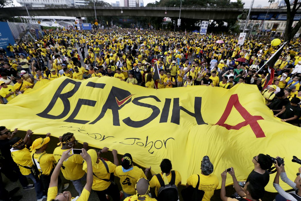 epa04903134 Malaysian protestors unfold a banner reading 'BERSIH 4' while marching through the city streets during a BERSIH (The Coalition for Free and Fair Elections) rally in Kuala Lumpur, Malaysia, 29 August 2015. Bersih 4.0 planned as the fourth large rally held in three Malaysian cities on 29 and 30 August, to push for Prime Minister Najib Razak's resignation as well as institutional reforms to prevent prime ministerial corruption. The rally comes amid allegations that some 700 million US dollar (622 million euro) was deposited into Najib's personal bank accounts and alleged mismanagement of debt-ridden state investor 1Malaysia Development Berhad (1MDB).  EPA/RITCHIE B.TONGO