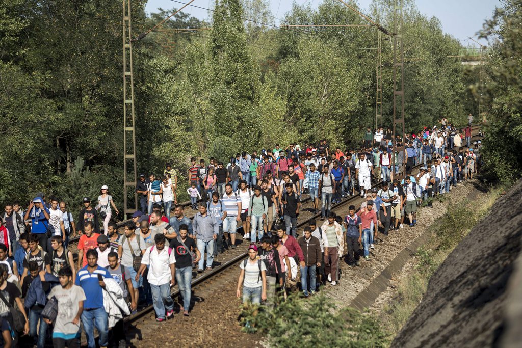 Des milliers de migrants partent de Budapest pour rejoindre l'Autriche.