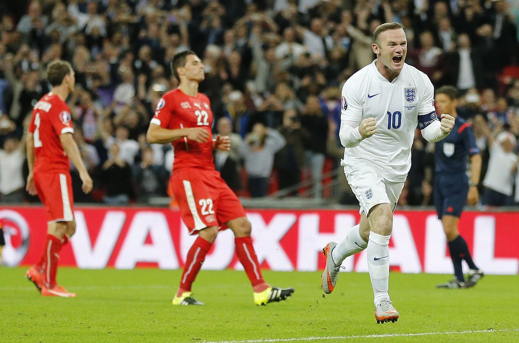 Wayne Rooney entre dans l'histoire du foot anglais. Schär et Liechsteiner sont dépités.