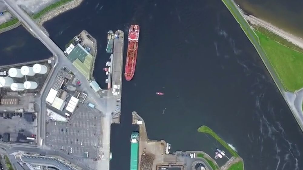 L'entrée spectaculaire d'un pétrolier dans le port de Galway, en Irlande. 