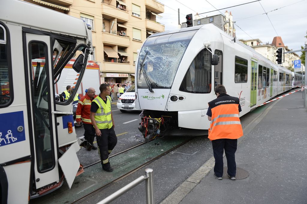 Un accident s'est produit en fin d'apres-midi, ce vendredi, 4 Septembre 2015, a l'avenue d'Echallens a Lausanne. La police et des ambulances sont sur place. Des blesses sont signales. (KEYSTONE/Jean-Christophe Bott)