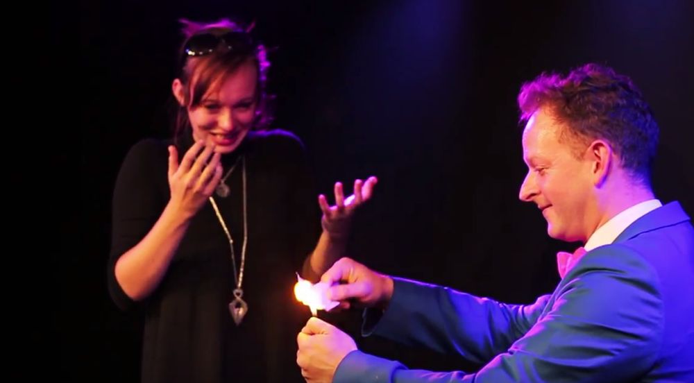 Un magicien fait une demande en mariage incroyable en plein spectacle.