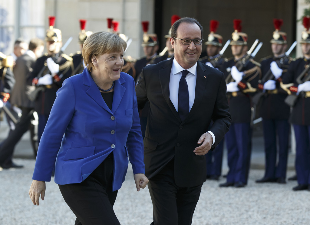 La Chancelière allemande Angela Merkel accueillie par le président Francois Hollande. Les deux leaders ont montrés une fois de plus leur choix similaires sur les raids russes en Syrie.