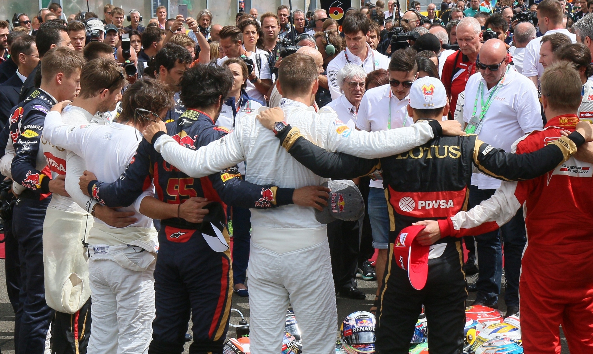 Forming a circle Formula One drivers embrace for a minute of silence to pay tribute to their recently deceased French colleague Jules Bianchi before the Hungarian Formula One Grand Prix in Budapest, Hungary, Sunday, July 26, 2015. (AP Photo/Ronald Zak, Pool)Bianchi MOTORSPORT F1 2015 GP UNGARN