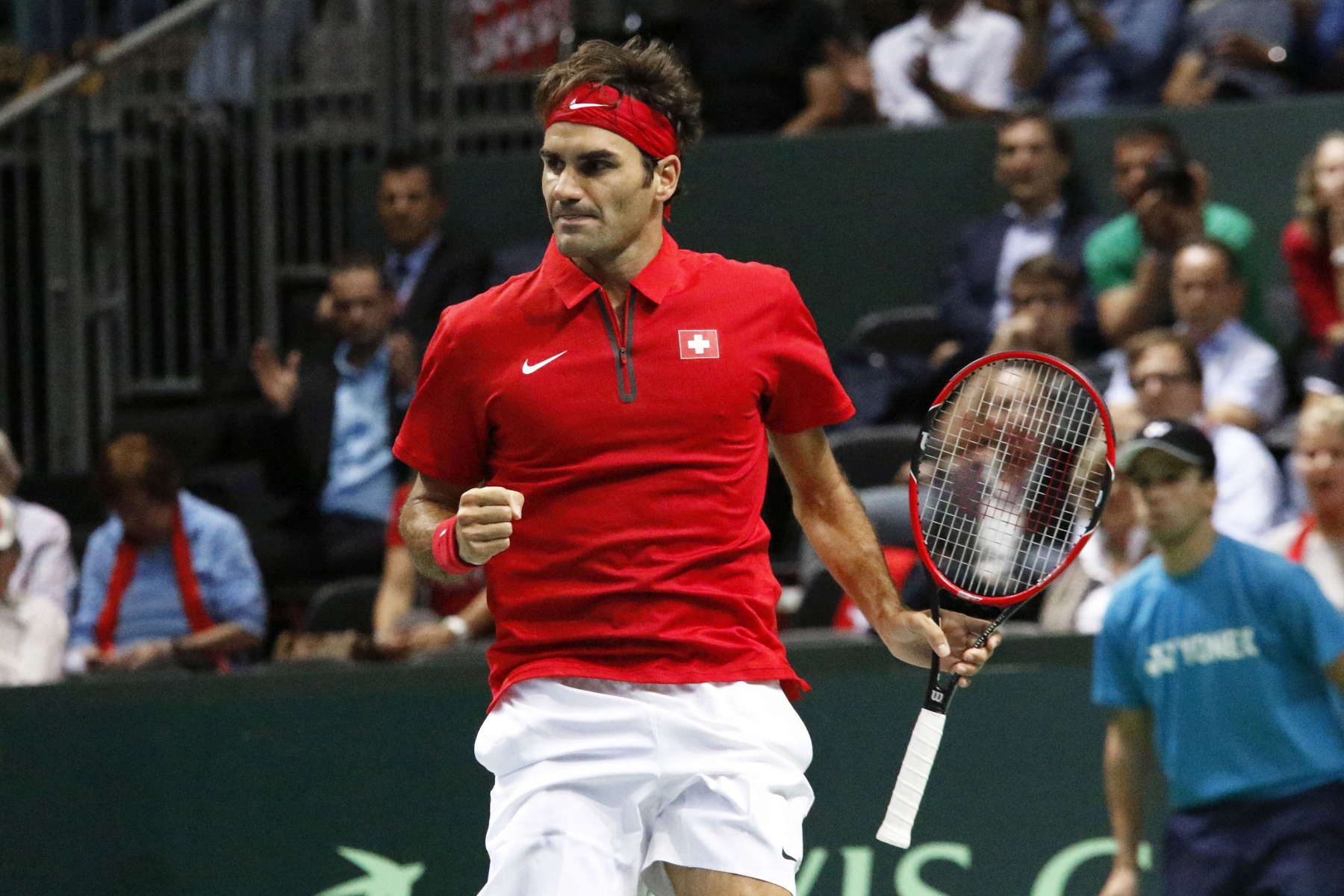 Roger Federer serre le poing.