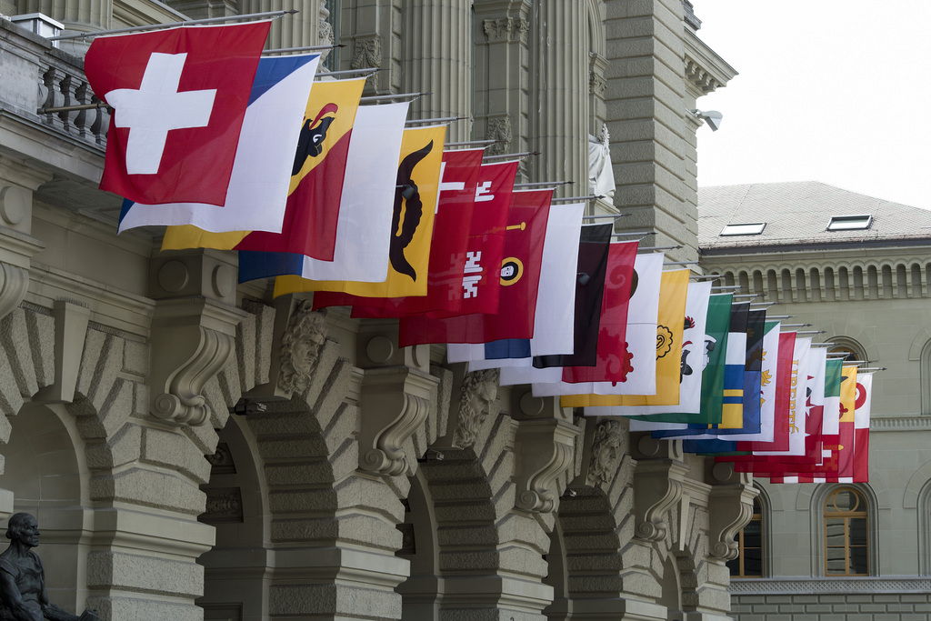 Les drapeaux des cantons au fronton du Palais fédéral à Berne .