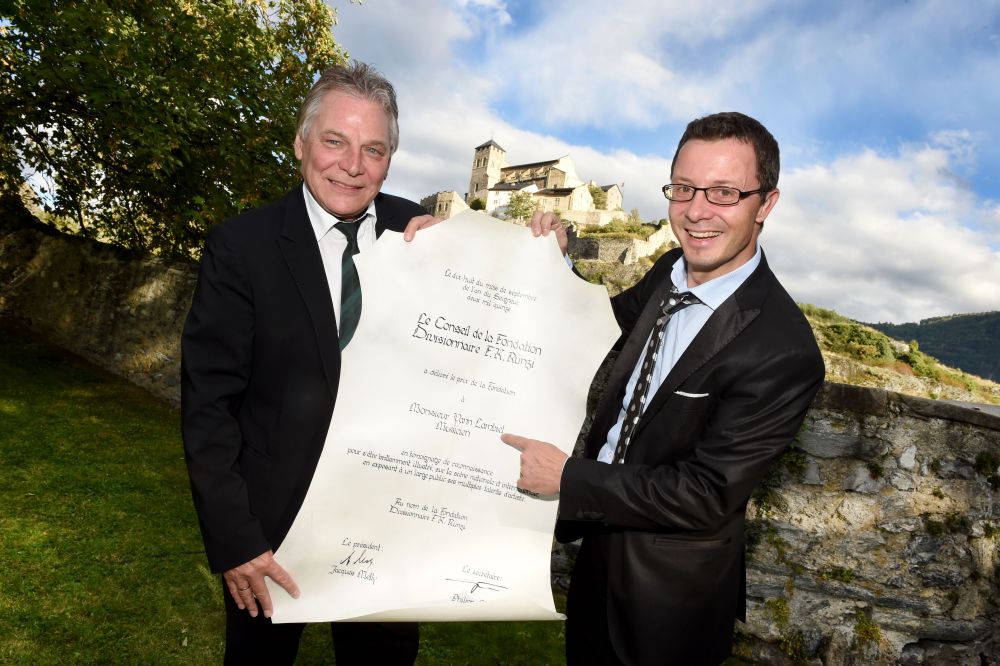 Yann Lambiel a reçu le prix des mains de Jacques Melly, chef du gouvernement valaisan. 