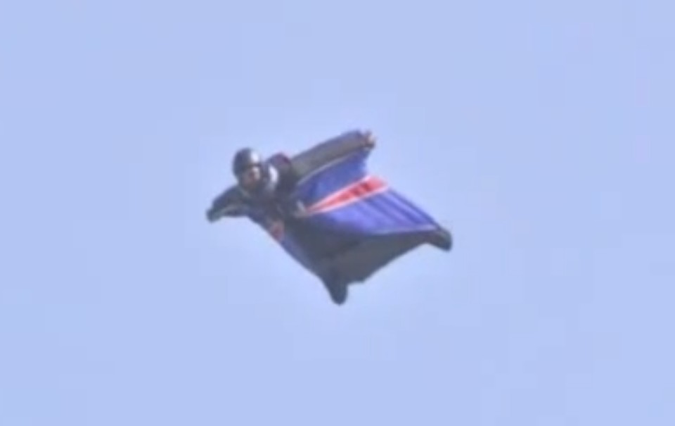 Vêtu d'une combinaison ailée spéciale lui permettant d'augmenter sa propre portance à l'air, une "wingsuit", Gary Connery, a réalisé une chute libre "planée" de 730 mètres de hauteur. Il s'est posé après 50 secondes de col dans un parterre de 18'600 boîtes de cartons, sans une égratignure.