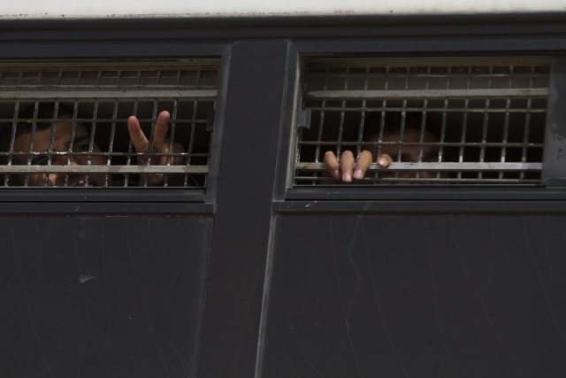 Des prisonniers palestiniens en transfert entre deux lieux de détention.