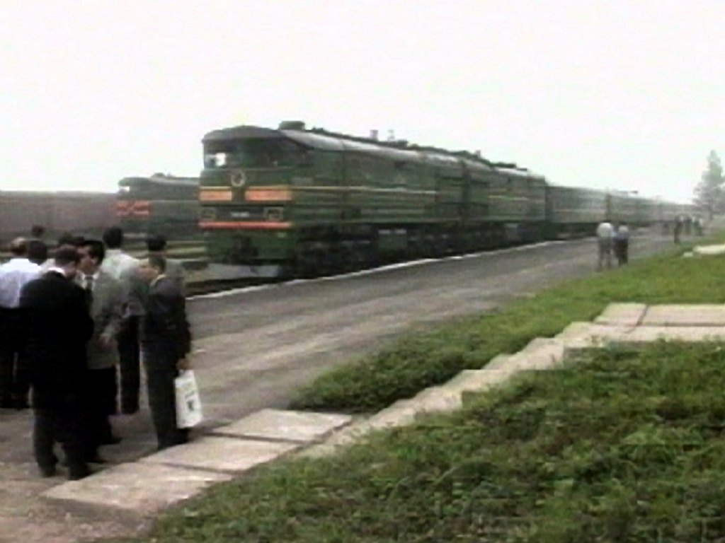 In this image taken from television Russian officials meet the train of the North Korean secretive leader Kim Jong Il, at the Russian-North Korean border, south of Vladivostok, Thursday, July 26, 2001. North Korea's  leader Kim Jong Il started a ten day train journey across Russia on Thursday, July 26, 2001, heading for Moscow on the Trans-Siberian Railway on only his third foreign trip as leader of his impoverished and isolated country. (KEYSTONE/AP Photo/RTR/Russian Television)    === TV OUT === === TV GRAB, TV OUT === 