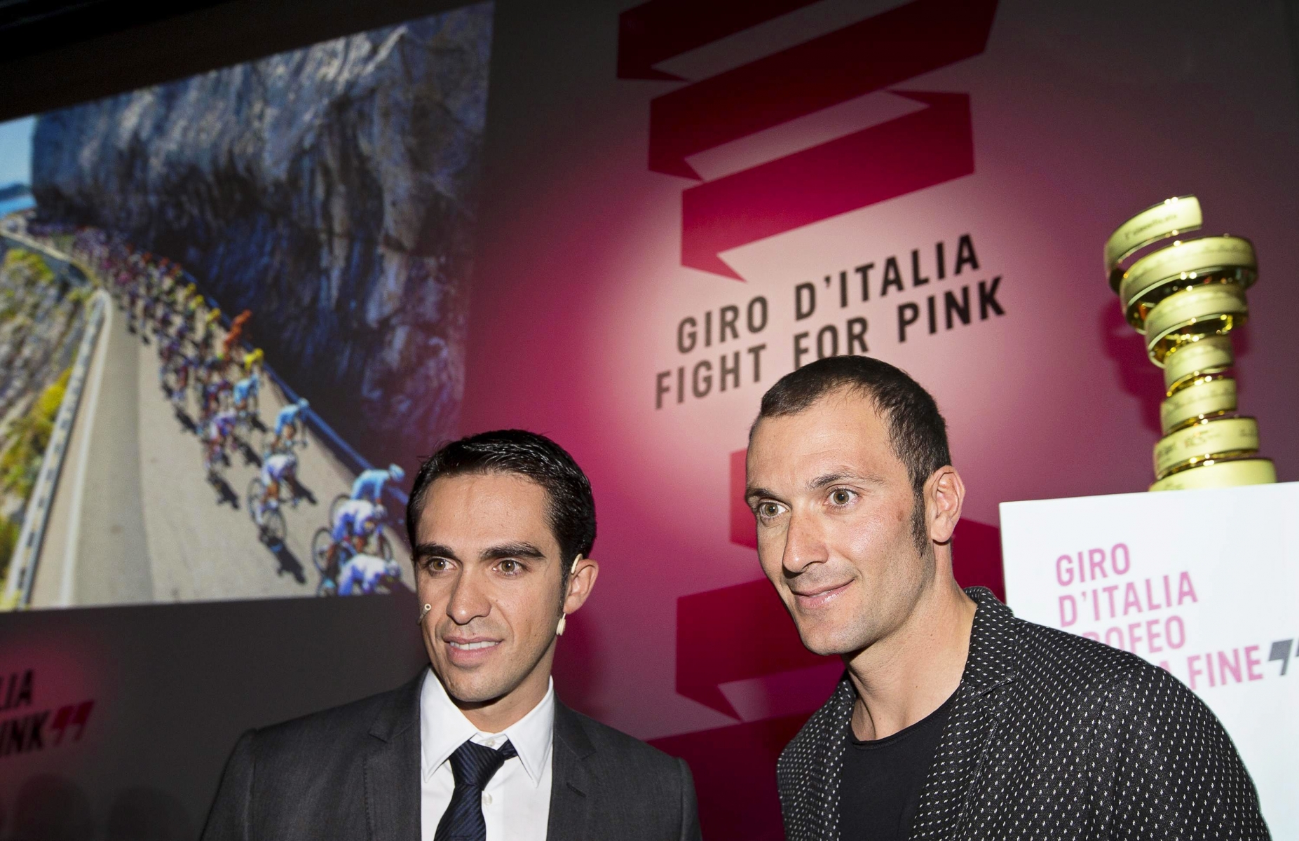 epa04964749 Spanish rider Alberto Contador (L) of the Tinkoff-Saxo team and his Italian teammate Ivan Basso (R) attend the presentation of the Giro d'Italia 2016 cycling tour in Milan, Italy, 05 October 2015. The 99th edition of the Giro d'Italia will take place from 06 May until 29 May 2016.  EPA/CLAUDIO PERI ITALY CYCLING GIRO D'ITALIA