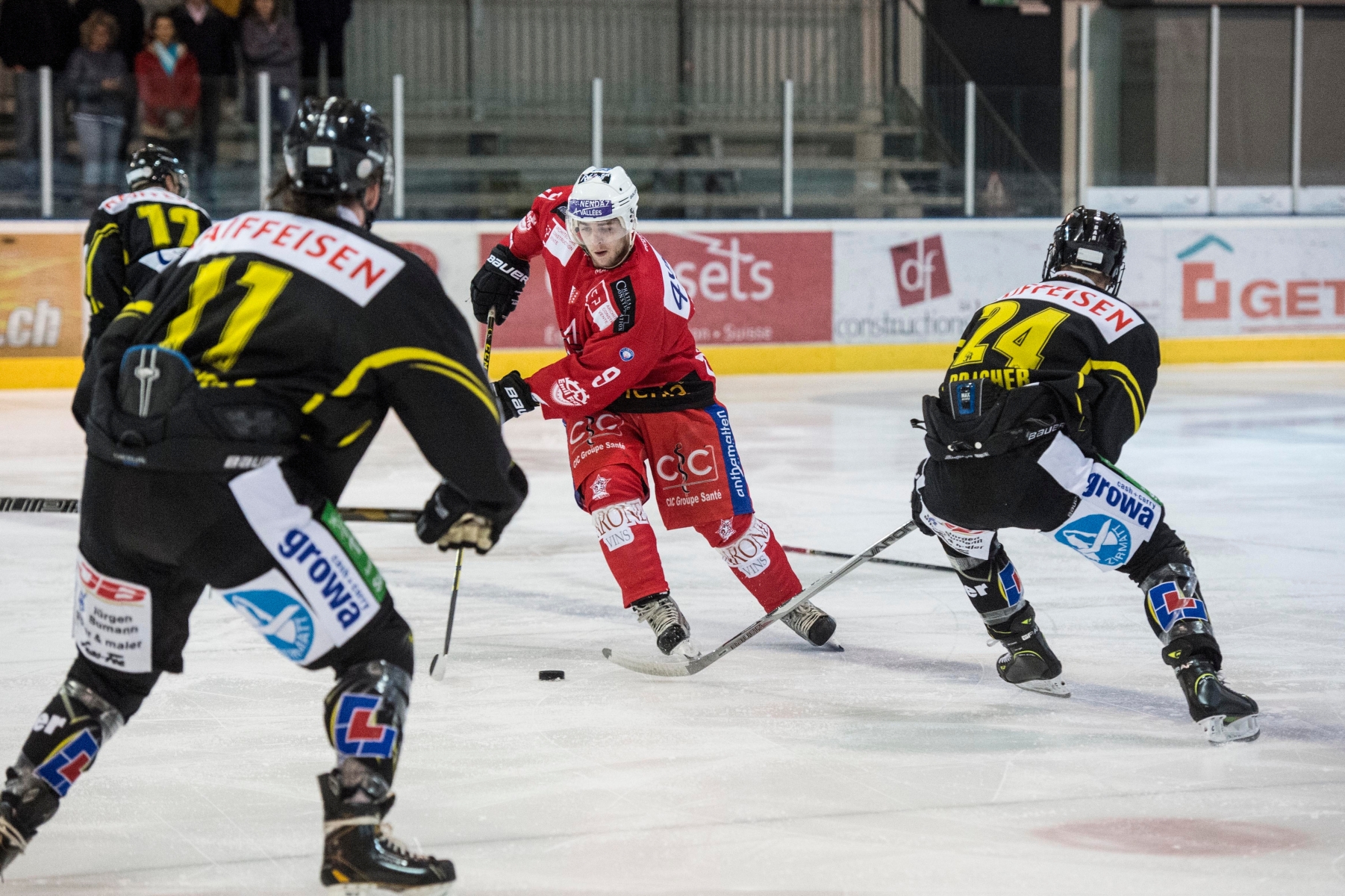 Match de Hockey entre le HC Sion au EHC Saastal en ce mardi 6 octobre 2015.



Sur l'image : duel entre Diego Kalbermatten de Sion et Christoph Bracher de Saastal.