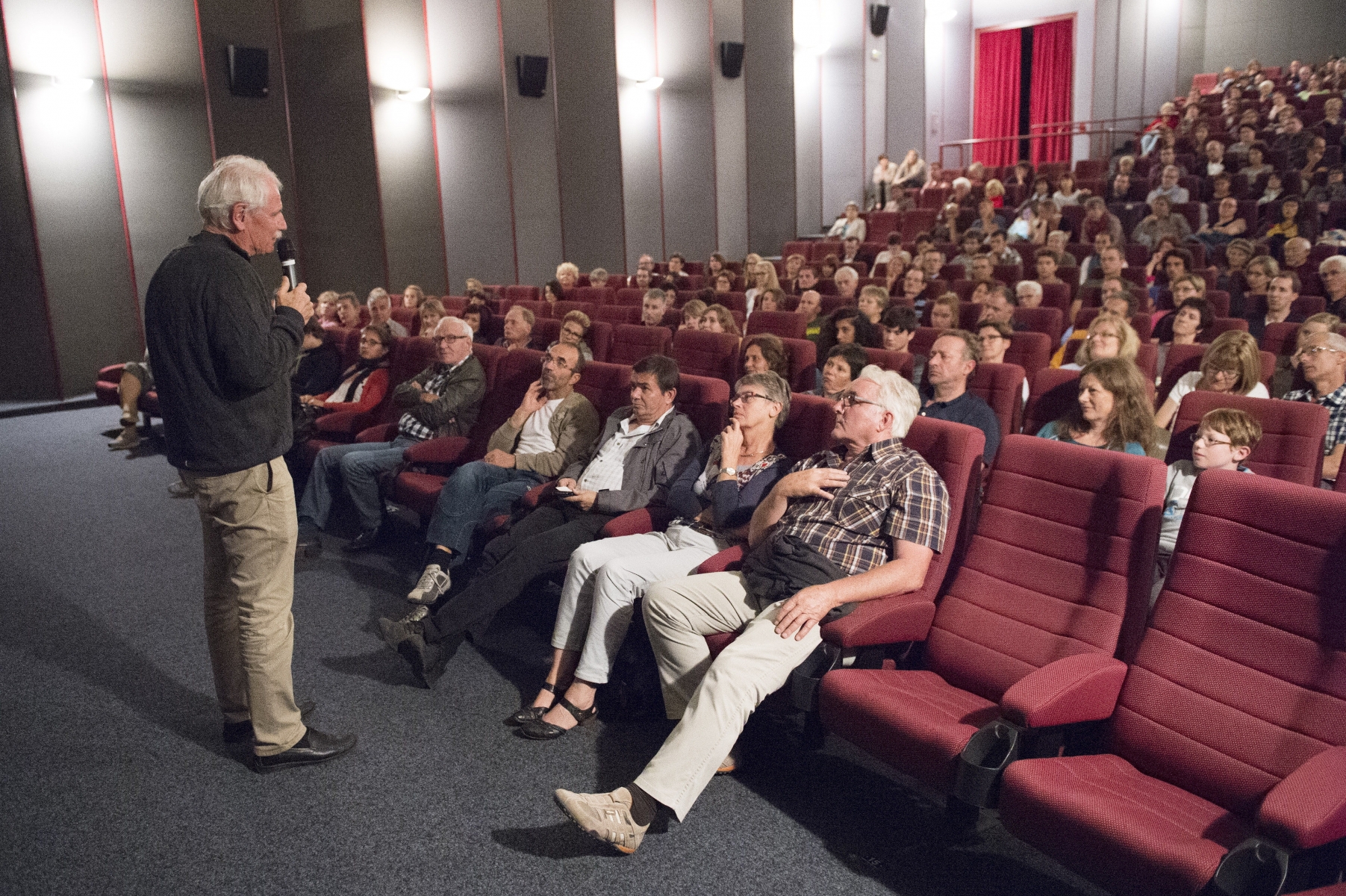 Sierre le, 9 oct. 2015: Le Photographe Yann Arthus Bertrand présente au Cinéma Bourg son Film " Human".©Sacha Bittel/Le Nouvelliste