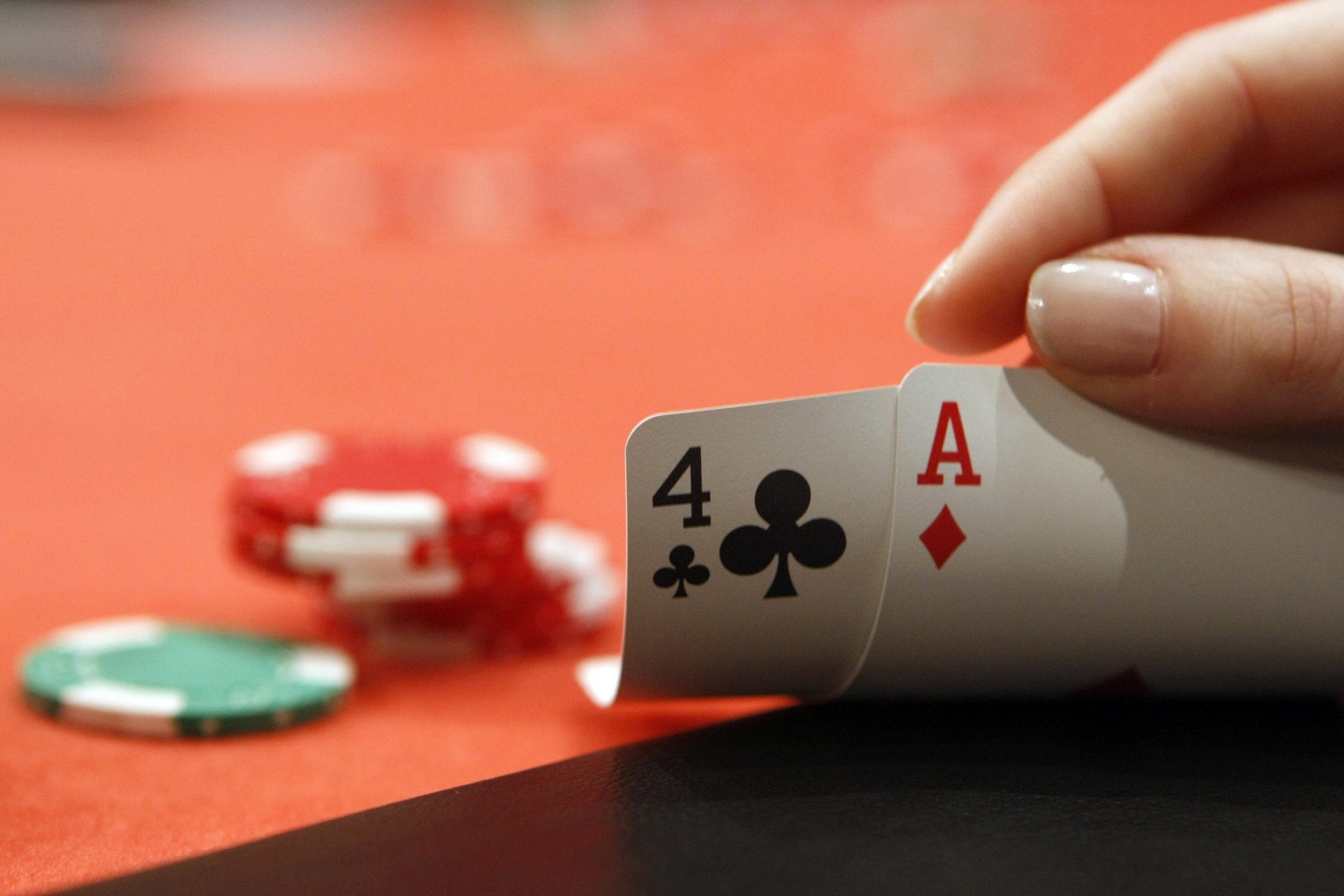 ZUR STUDIE DER SPIELBANKENKOMMISSION UEBER SPIELSUCHT STELLEN WIR IHNEN AM FREITAG, 26. JUNI 2009 FOLGENDES ARCHIVBILD ZUR VERFUEGUNG - Eine Teilnehmerin schaut sich am 26. Januar 2008 an einem Pokertournier in Lausanne seine Handkarten an. 253 Spieler nehmen am "Texas hold 'em"-Pokertournier ohne buy-in teil, das im Cull Club stattfindet. (KEYSTONE/Dominic Favre)

A participant checks her pocket cards at a poker tournament in Lausanne, Switzerland, pictured on January 26, 2008. 253 players participate at the "Texas Hold 'em"-tournament without buy-in at the Cull Club. (KEYSTONE/Dominic Favre)

Une participante au tournoi de poker organise par le VSC Poker Club ce samedi 26 janvier 2008 a Lausanne. 253 joueurs se sont inscrits et ont participe a ce tournoi sans buy-in au Cull Club de Lausanne. (KEYSTONE/Dominic Favre)