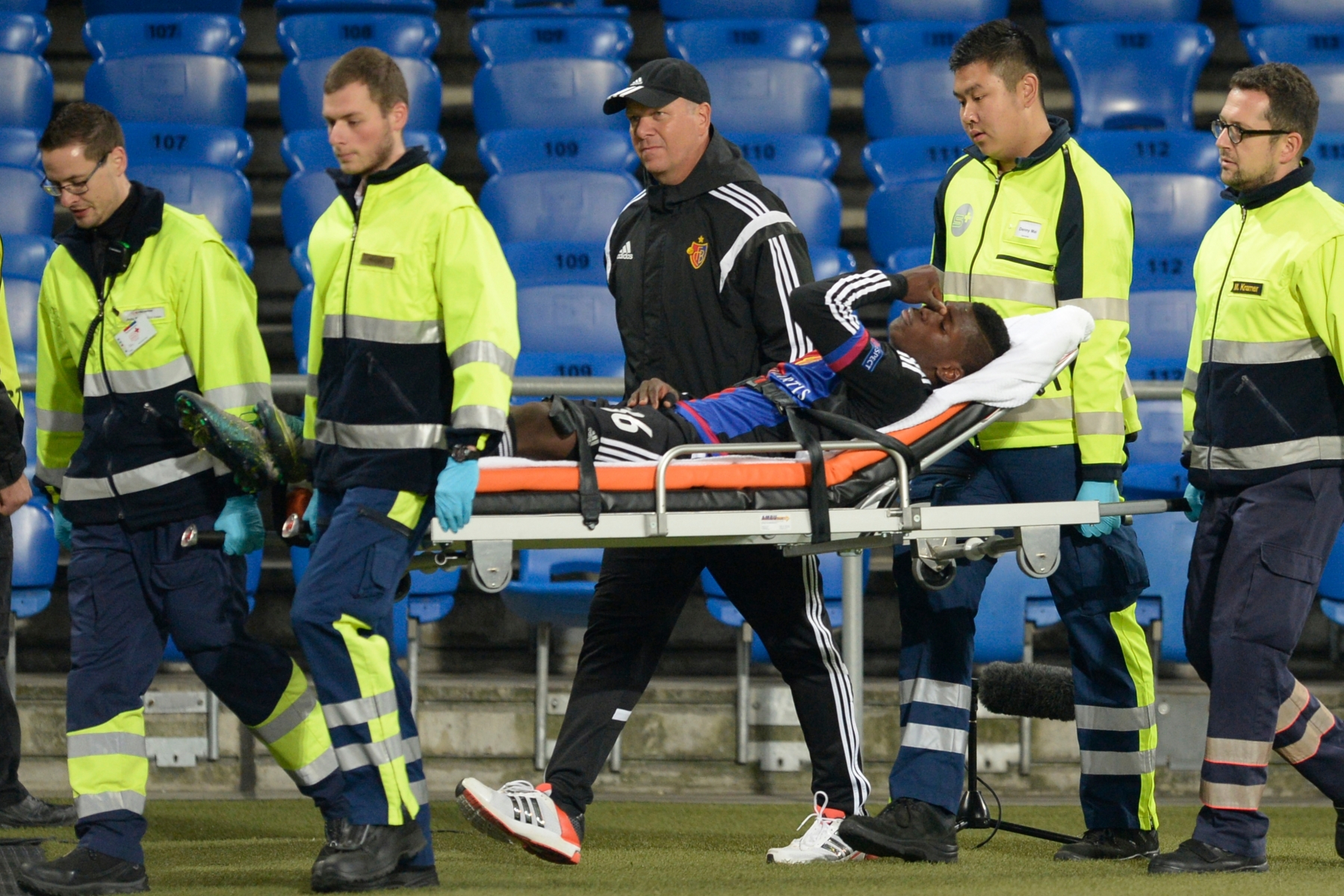 Basel's injured Breel Embolo has to leave the pitch during the UEFA Europa League group I group stage matchday 3 soccer match between Switzerland's FC Basel 1893 and Portugal's C.F. Os Belenenses at the St. Jakob-Park stadium in Basel, Switzerland, on Thursday, October 22, 2015. (KEYSTONE/Georgios Kefalas) SOCCER EUROPA LEAGUE BASEL BELENENSES