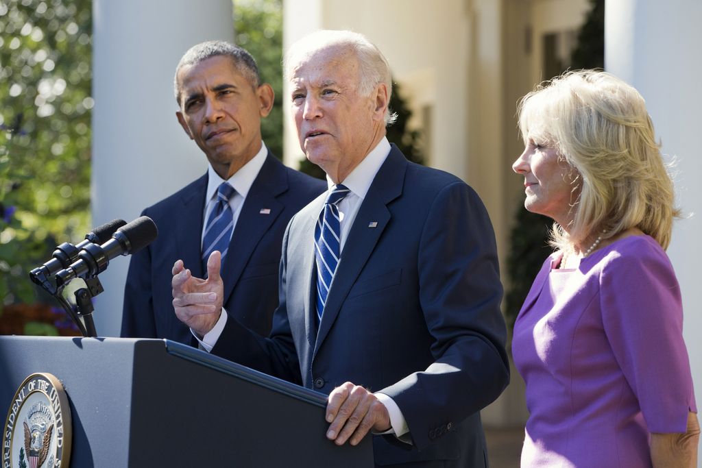 Joe Biden entouré par sa femme Jill et Barack Obama.