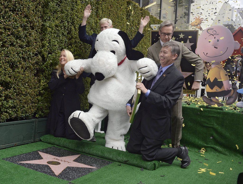 Un Snoopy grandeur nature est venu accepter son étoile, prenant la pose avec les fans venus l'acclamer.