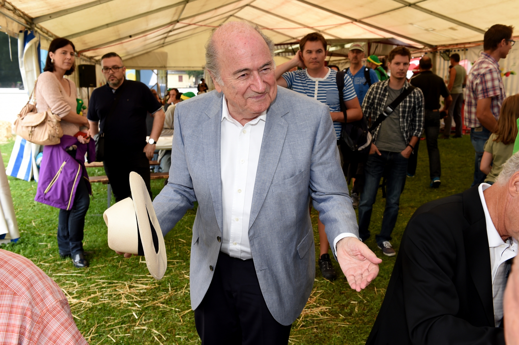 Ulrichen - 8 août 2014



En marge du 17e tournoi de charité qui porte son nom, Sepp Blatter (78 ans) a affirmé pour la première fois qu'il sera candidat pour un cinquième mandat à la tête de la FIFA.



Sabine Papilloud/Le Nouvelliste