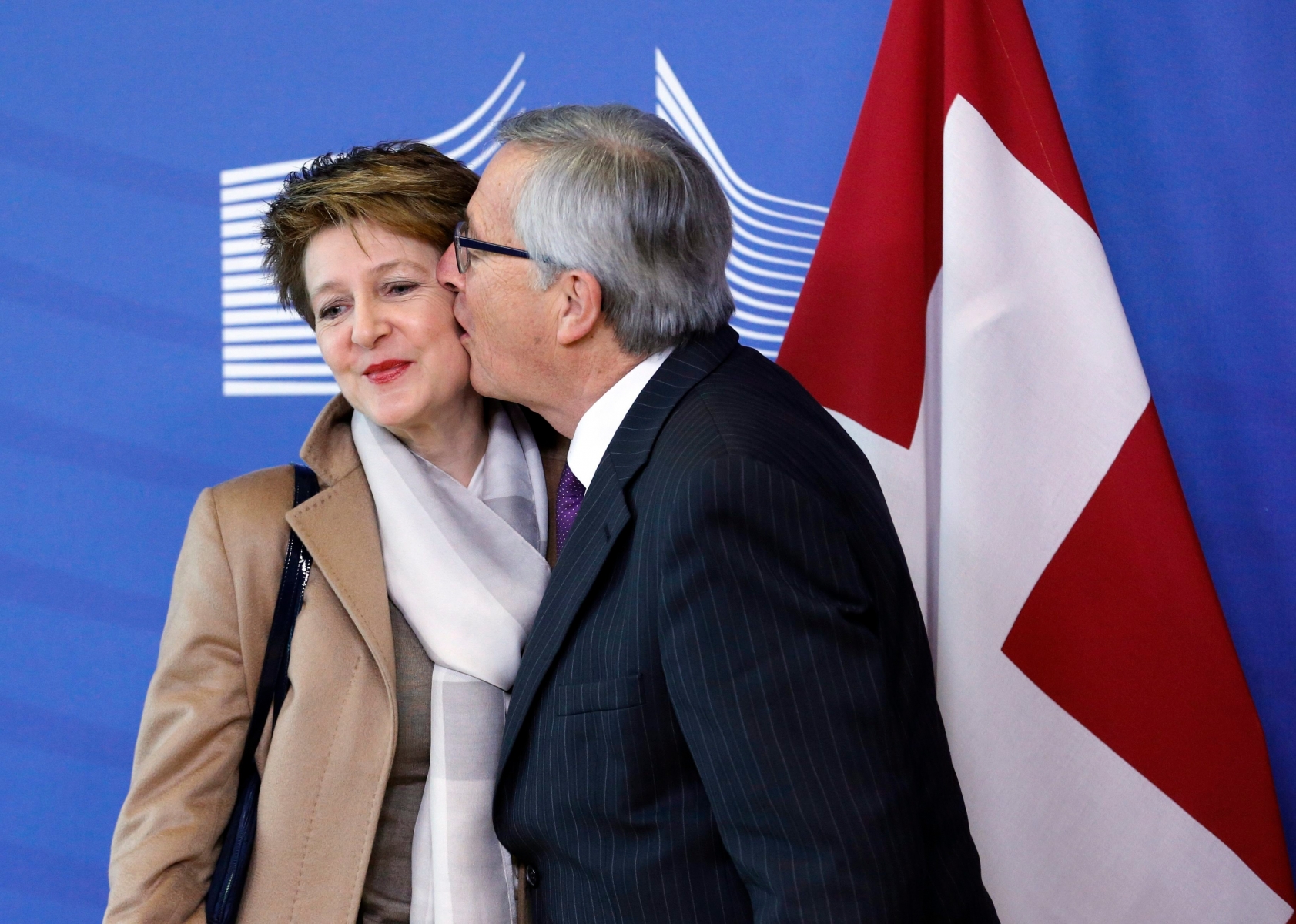 epa04601088 European Commission President Jean-Claude Juncker (R) welcomes Swiss President Simonetta Sommaruga (L) prior to a meeting at EU commission headquarters in Brussels, Belgium, 02 February 2015. A controversial Swiss referendum that will curb immigration set Switzerland on a collision course with the European Union, as the planned immigration curbs run counter to the Swiss-EU agreement on freedom of movement.  EPA/OLIVIER HOSLET BELGIUM EU SWITZERLAND DIPLOMACY