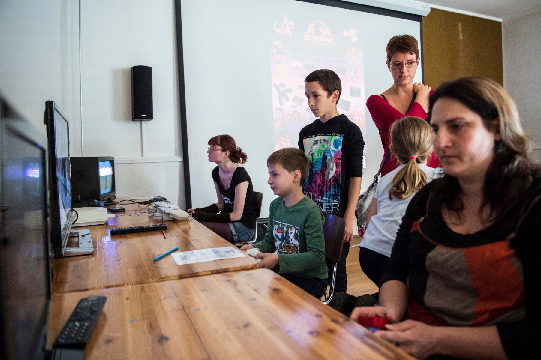 Image d'illustration du salon de rétro gaming qui à lieu les 7 et 8 novembre 2015 à la salle des jeunes de conthey.



Les visiteurs ont testé nombre de consoles datant des débuts informatique jusqu' à nos jours.