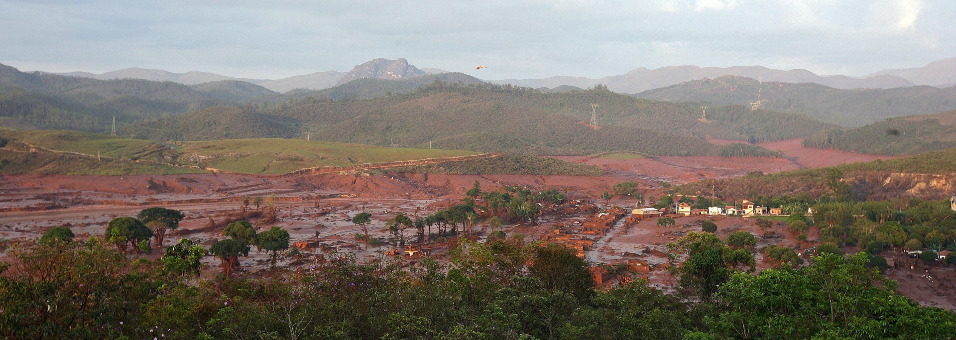 epa05014525 A general view of Bento Rodrigues locality after a retaining wall for an industrial waste dump collapsed in Minas Gerais, Brazil, 06 November 2015. At least eight people died, 43 were injured and an unknown number are still missing after a barrier at a huge waste deposit in a mining complex in the Brazilian state of Minas Gerais ruptured, local media and emergency organizations reported.  EPA/NENO VIANNA BRAZIL ACCIDENT