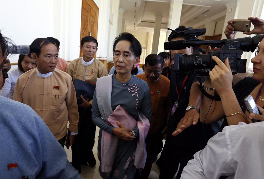 Aung San Suu Kyi arrive au Parlement birman à Naypyitaw, après sa large victoire officialisée la semaine dernière.