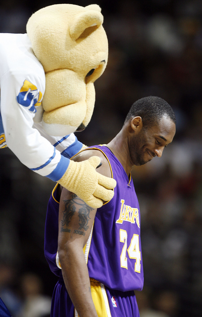 Rocky, le Lion de la montagne, la mascotte de Denver réconforte un Kobe Bryant en 2007. Le Laker n'est plus trop au top en 2015 et collectionne les air-balls (tirs manqués sans toucher le cercle).