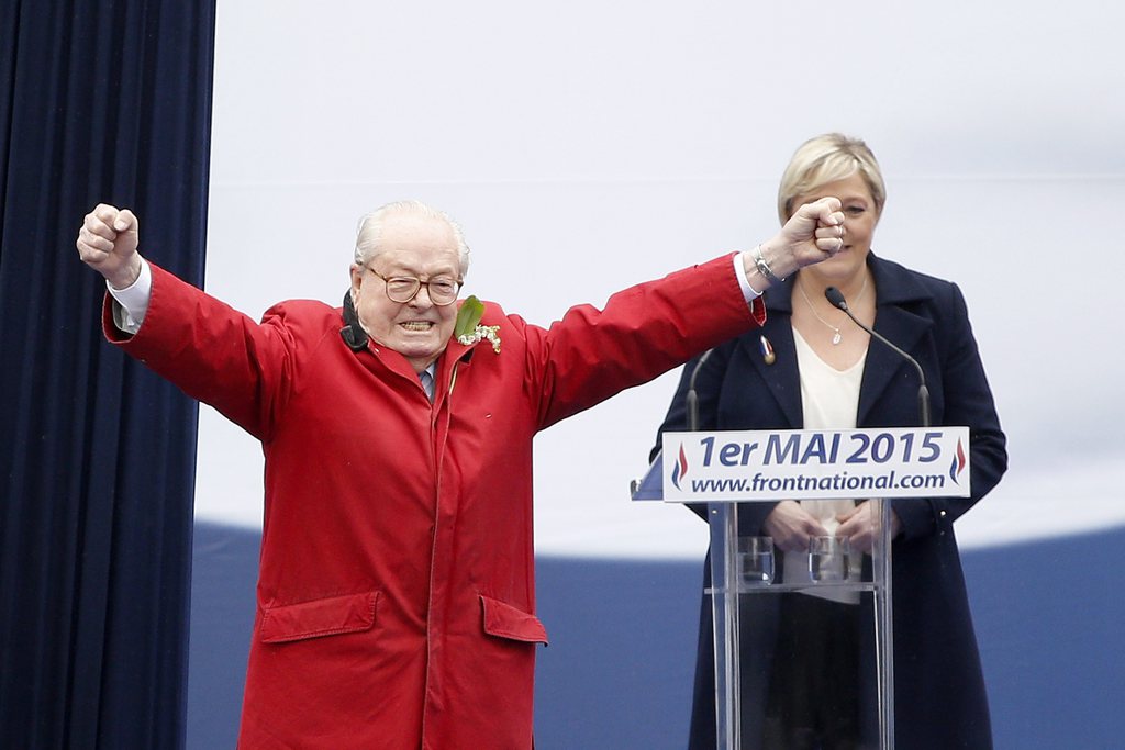 Marine Le Pen s'est refusée à commenter le soutien de son père.  "Jean-Marie Le Pen n'est plus au FN (...), je ne commente plus ni les propos ni les actions de Jean-Marie Le Pen."