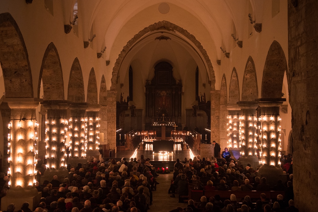La basilique a été illuminée chaque soir à la flamme naturelle, grâce à 1200 bougies.