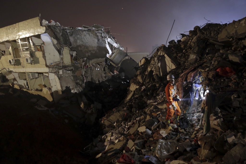 Des secouristes ont retiré le corps de la première victime des décombres de Shenzhen, au sud de la Chine après le glissement de terrain survenu dimanche.