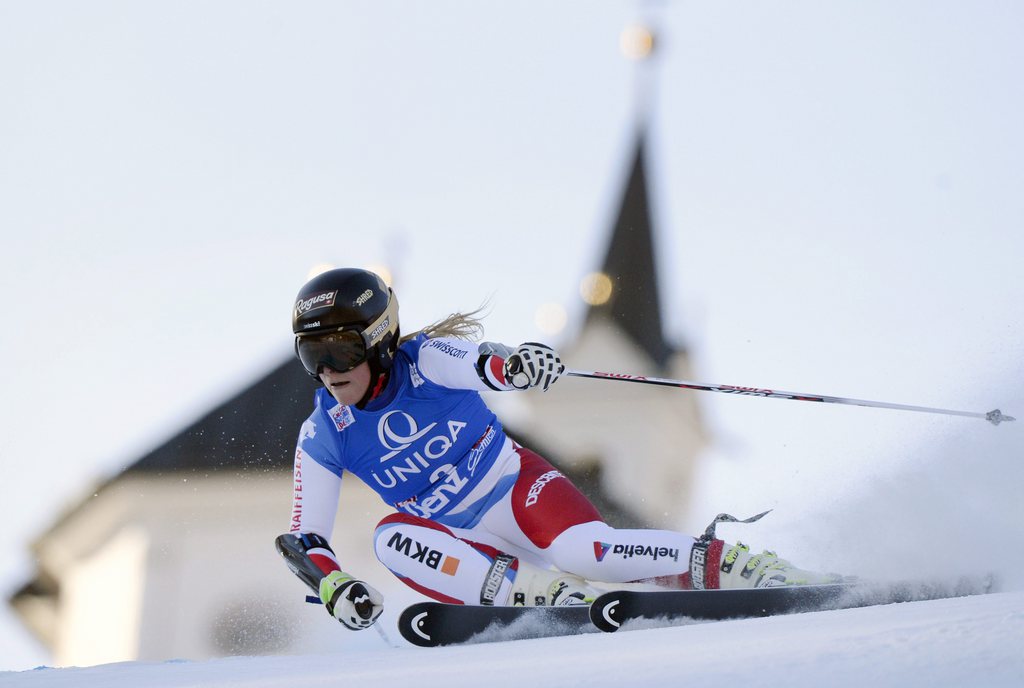 Lara Gut, à l'aise sur la neige autrichienne, met la pression sur Lindsey Vonn.