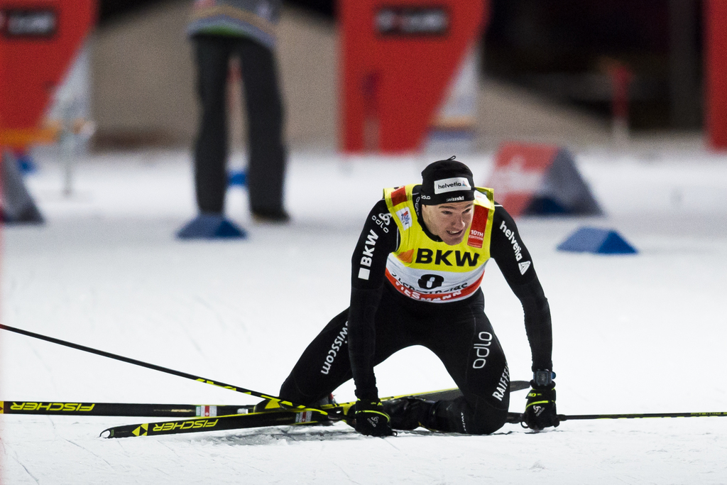 En finale, Dario Cologna a été empêché de jouer sa chance jusqu'au bout après que le Suédois Emil Joensson lui eut accroché un ski depuis l'arrière.