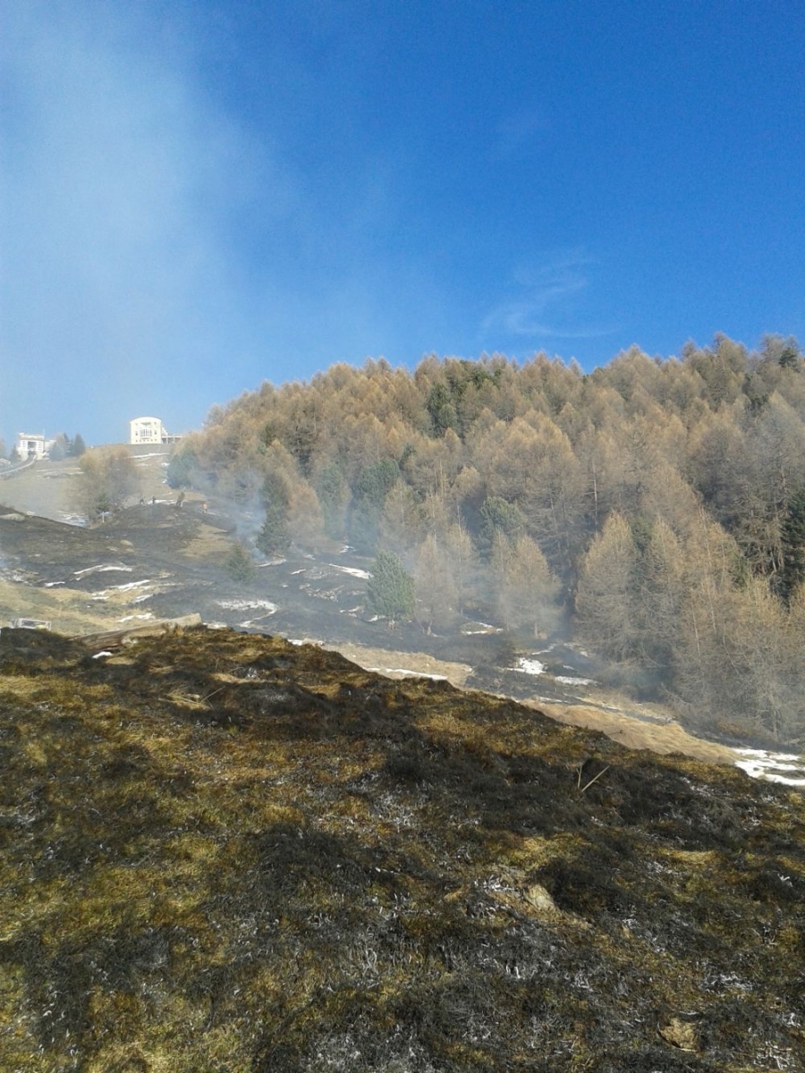 Samedi dernier, en aval du funiculaire Saint-Luc Tignousa, une surface de 10'000 mètres carrés de prairie est partie en fumée.
